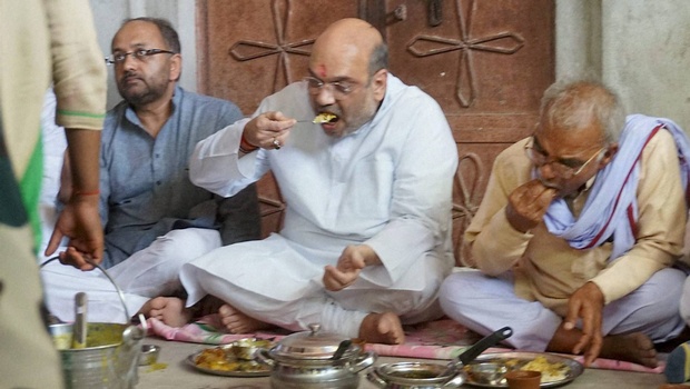 Amit-Shah-dines-with-Dalits-niharonline