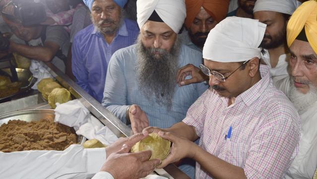 Kejriwal-performs-sewa-at-Golden-Temple-niharonline