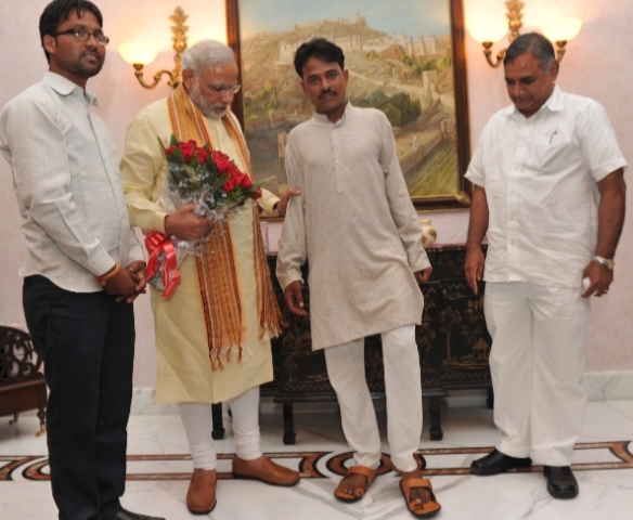 Modi_meets_man_with_barefoot_for_2_years_niharonline