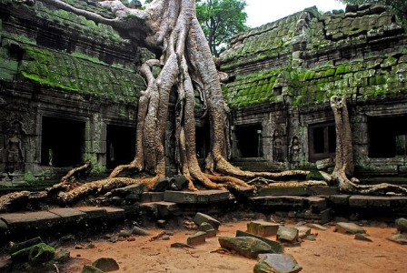 US_sisters_arrested_for_nude_poses_at_angkor-temple_niharonline