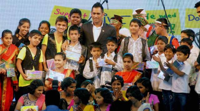 dhoni-distributed-gifts-for-challenged-children-at-charityshow-niharonline
