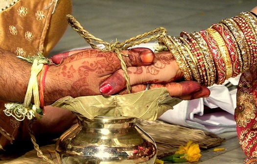 groom_kicked_by_bride_niharonline