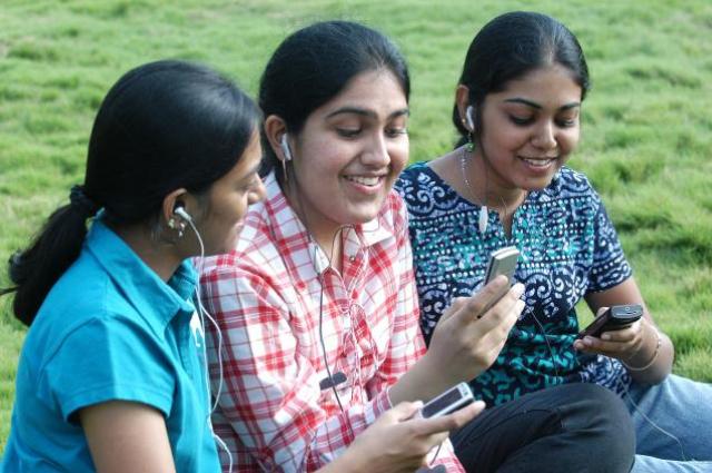 gujarath-village-bans-mobiles-for-school-girls-niharonline