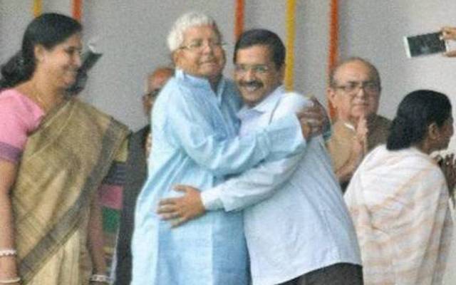 lalu-hugged-kejriwal-niharonline