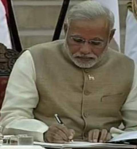 modi_turned_as_a_writer_niharonline