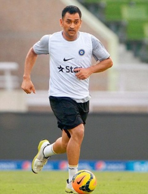 ms_dhoni_plays_football_niharonline