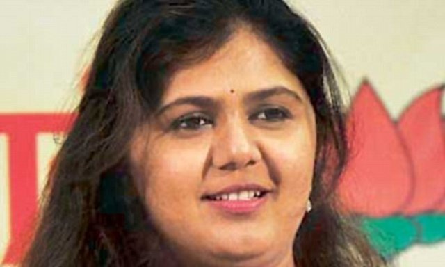 pankaja-munde-drought-selfie-niharonline