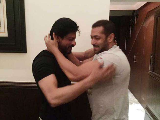 shahrukh-hug-salman-niharonline.jpg