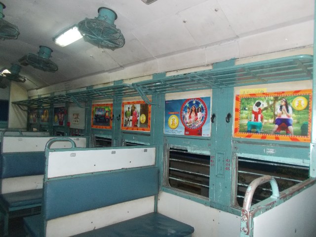 size-zero-poster-in-train-niharonline