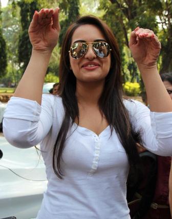 sonakshi_make_her_small_screen_debute_niharonline