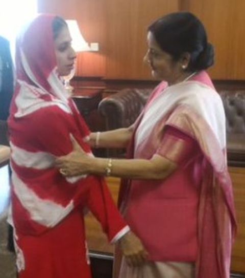 sushma-swaraj-welcomes-geeta-from-karachi-niharonline