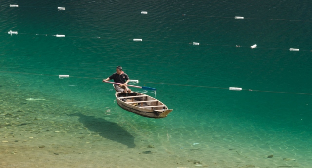 umngot-river-meghalaya-boats-flying-in-air-niharonline