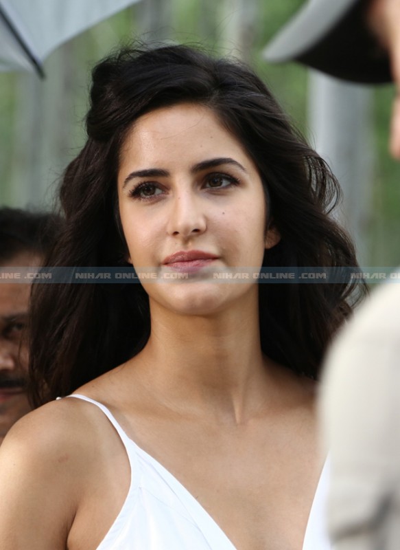 [Image: Katrina_Kaif_New_Photos_niharonline_(5).jpg]